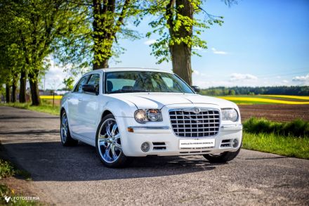 Biały Chrysler 300c - wynajem luksusowych Chryslerow  -  Świerklany  -  śląskie