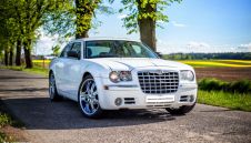 Biały Chrysler 300c - wynajem luksusowych Chryslerow